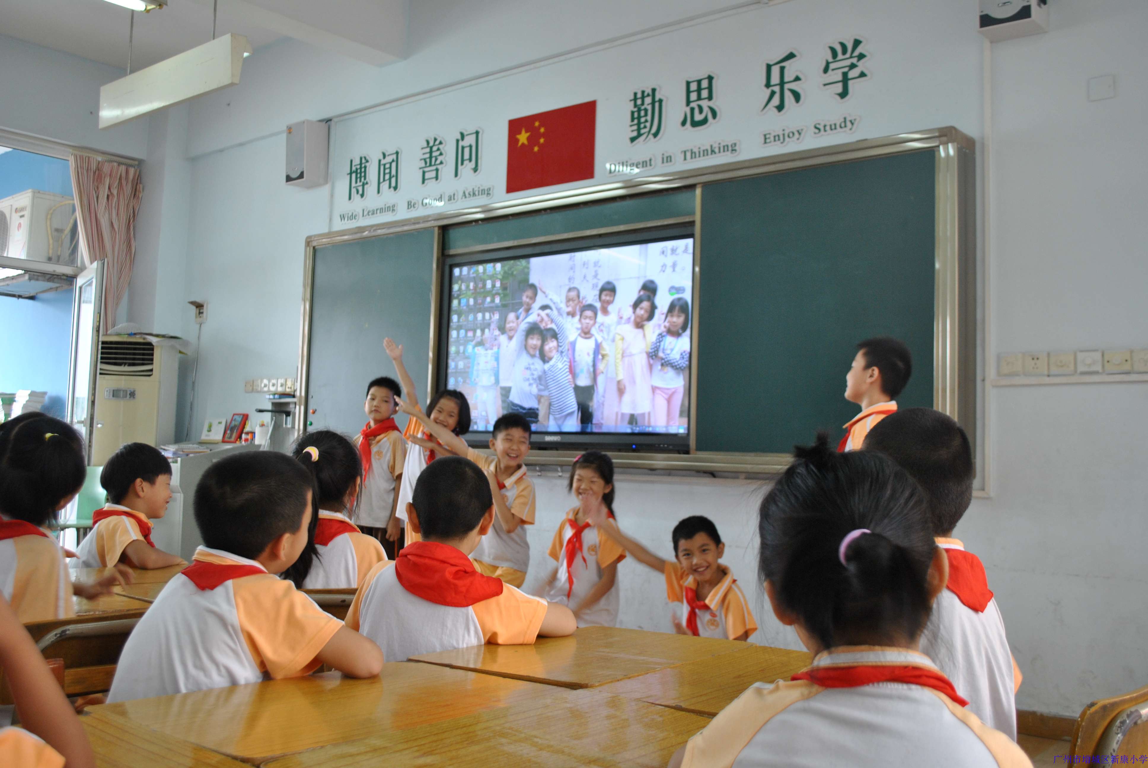 康小学是一所教授学生幸福的学校,学生学习氛围浓厚,班级同学团结友爱